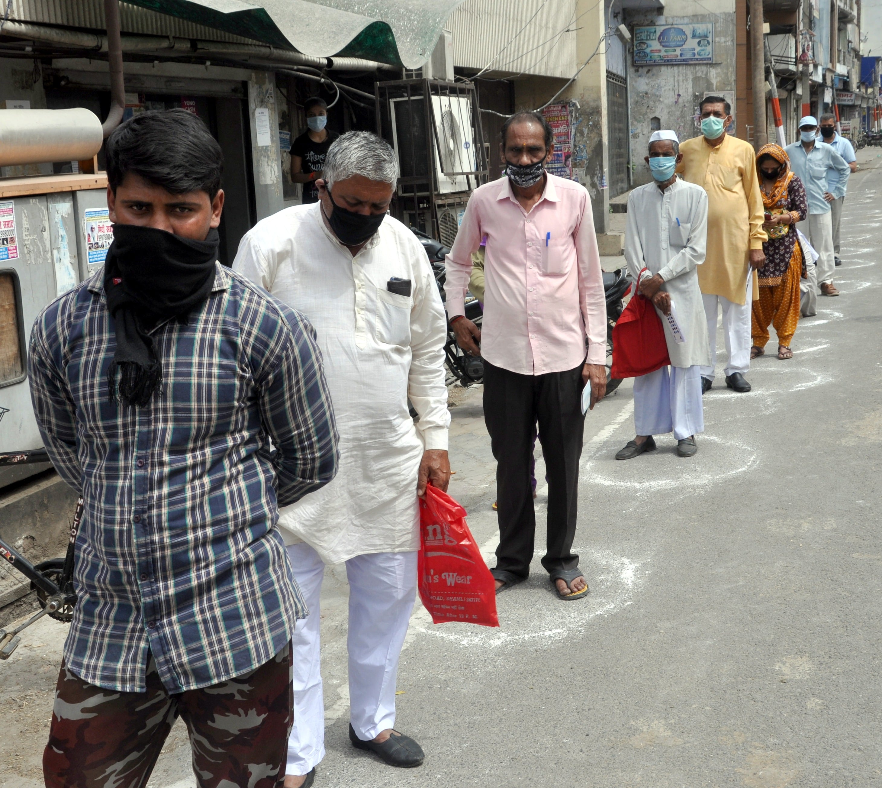 शामली स्टेट बैक में फासला लेकर लाइन में खडे ग्राहक शामली स्टेट बैक में फासला लेकर लाइन में खडे ग्राहक