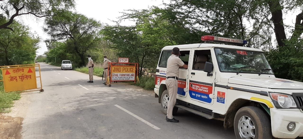 निडानी गांव में रास्ते पर तैनात पुलिस। निडानी गांव में रास्ते पर तैनात पुलिस।