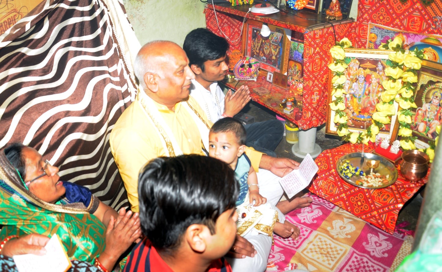 शामली घर में हनुमान जयंती पर सुन्दरकांड का पाठ करते श्रद्वांलू शामली घर में हनुमान जयंती पर सुन्दरकांड का पाठ करते श्रद्वांलू