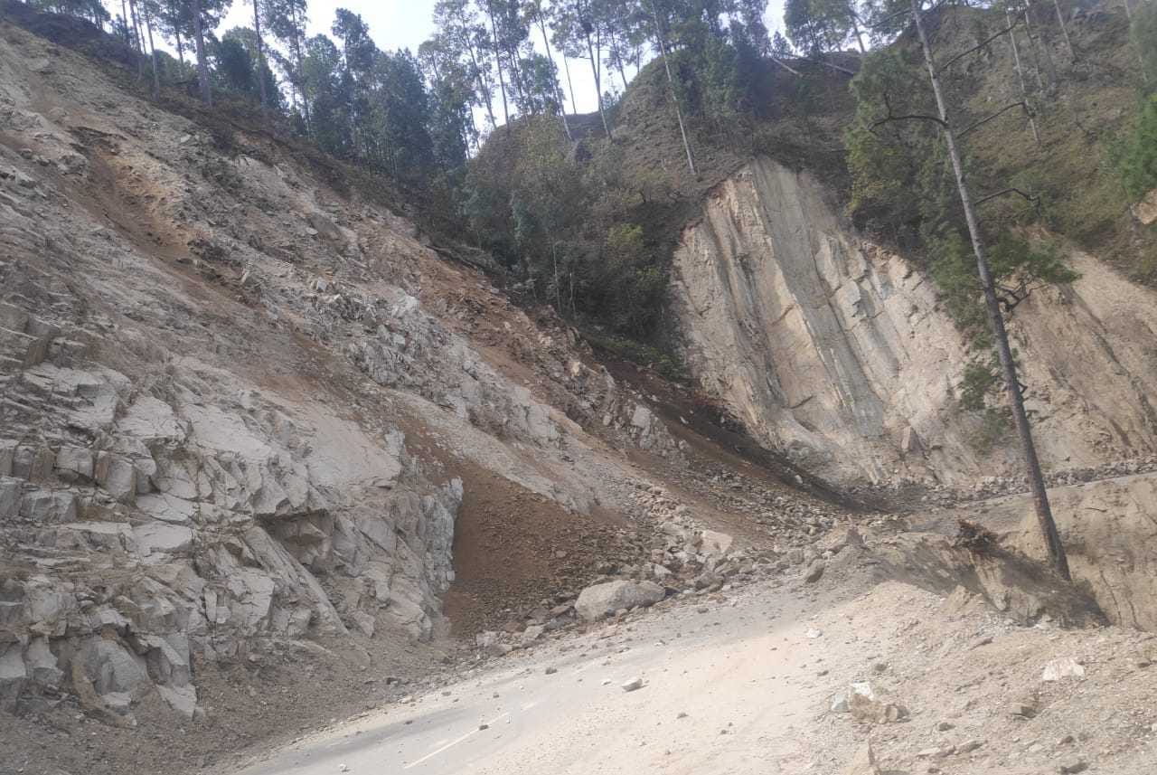 टनकपुर-पिथौरागढ़ राष्ट्रीय राजमार्ग में स्वांला-धौन के पास मलबे से बंद मार्ग।
