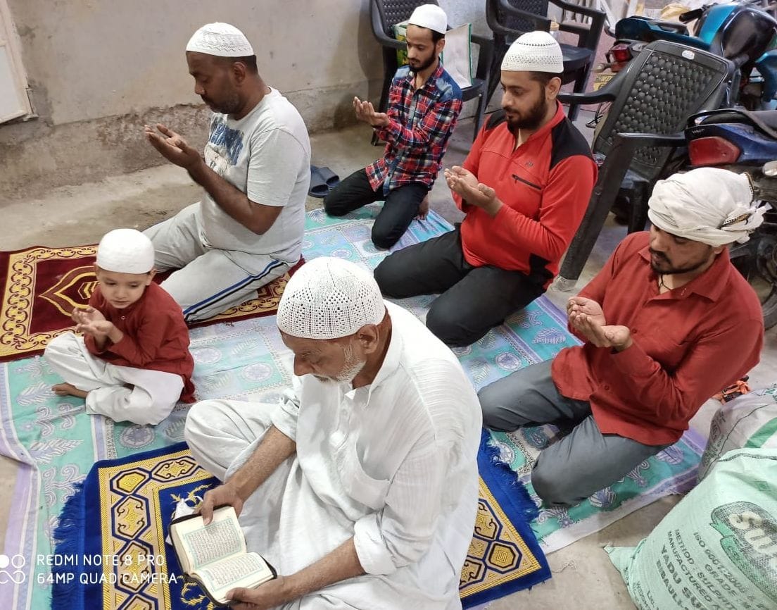 शब-ए-बरात के मौके पर मोहम्मदगंज में घर में इबादत करते हाजी नसीर अहमद व उनका परिवार