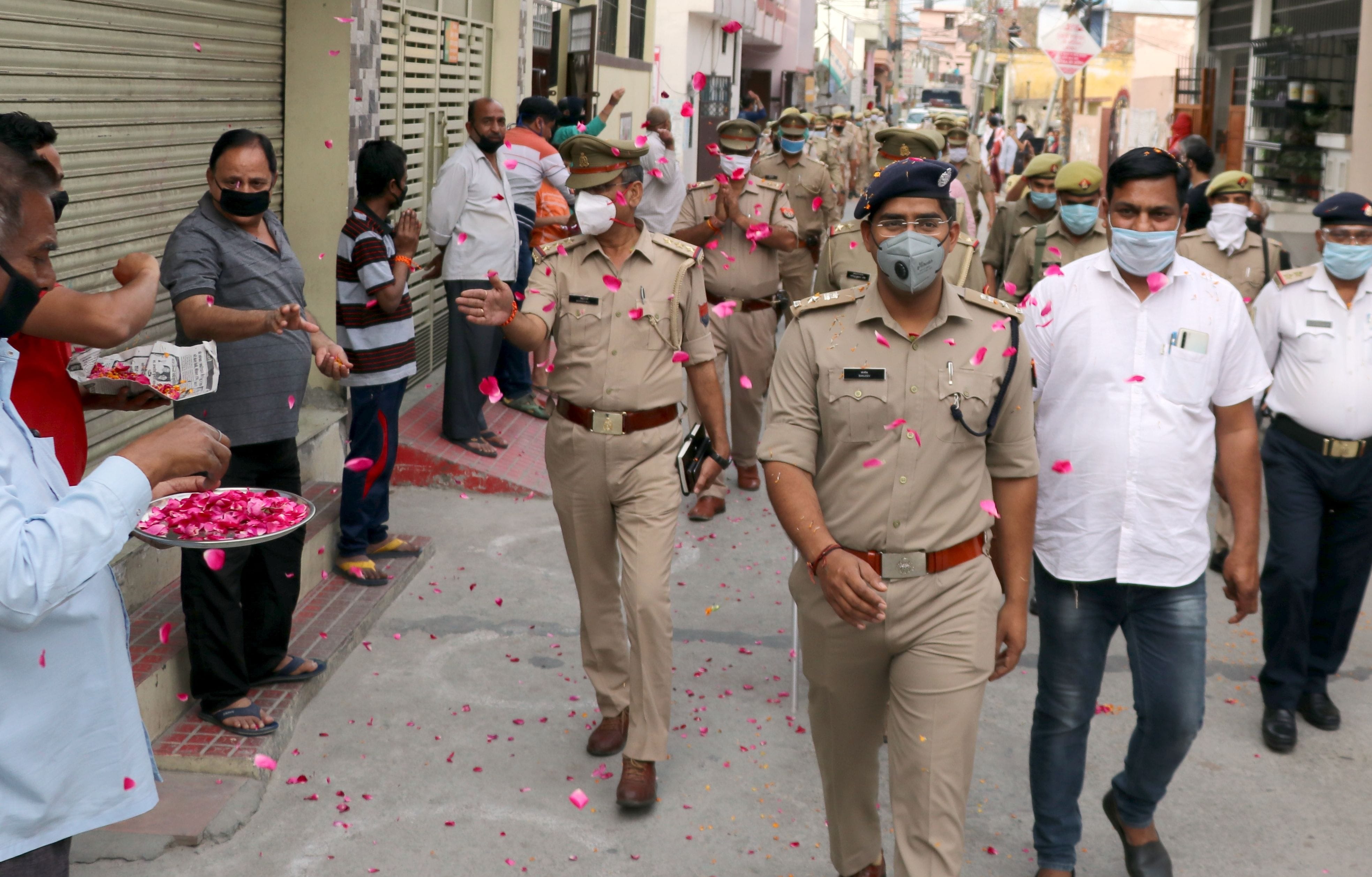 बिजनौर में नई बस्ती में एसपी और पुलिसकर्मियों पर फूलों की वर्षा करते कालोनीवासी। बिजनौर में नई बस्ती में एसपी और पुलिसकर्मियों पर फूलों की वर्षा करते कालोनीवासी।