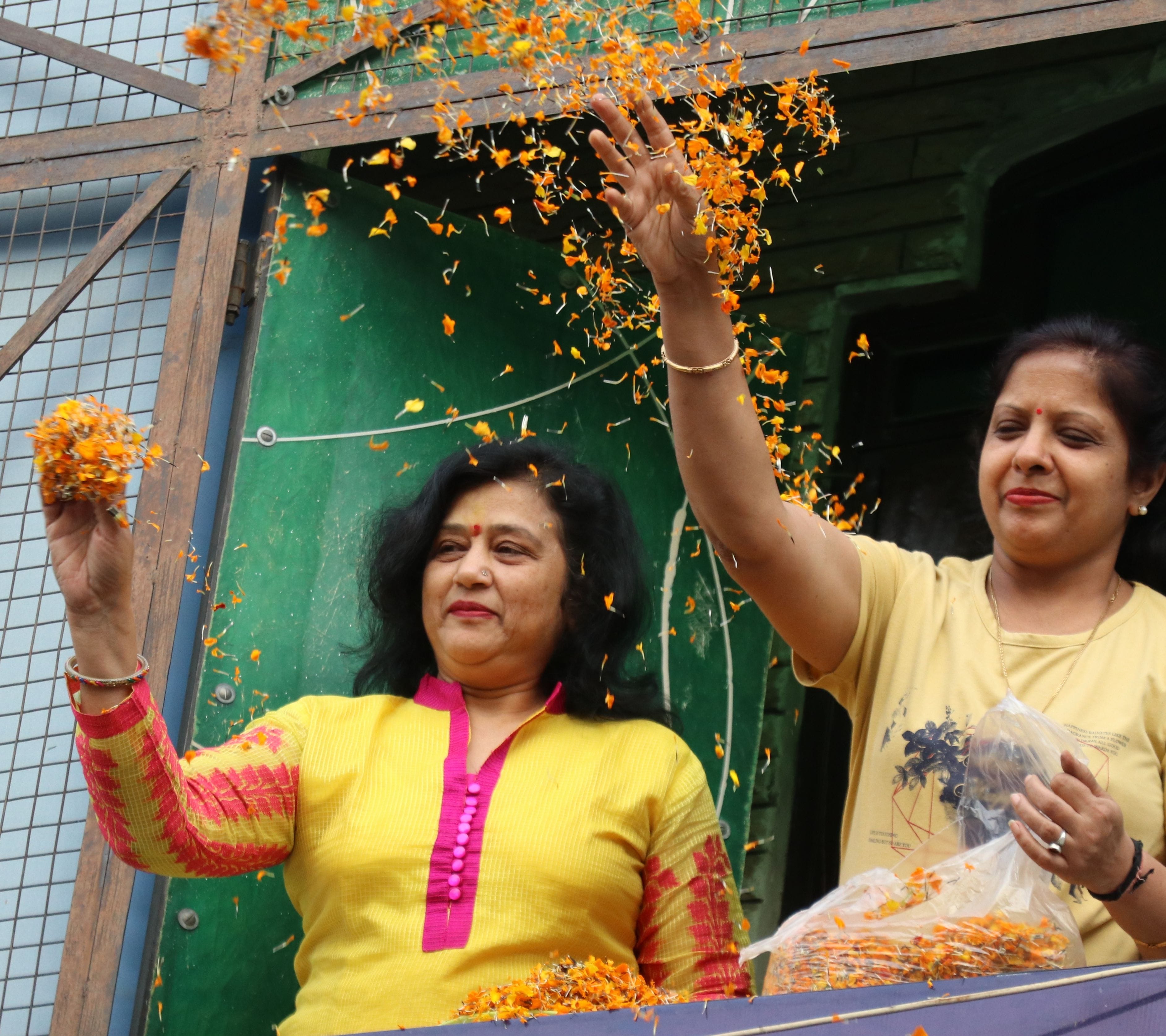 बिजनौर मे पुरानी तहसील के पास पुलिसकर्मियों पर फूलों की वर्षा करती महिलाएं। बिजनौर मे पुरानी तहसील के पास पुलिसकर्मियों पर फूलों की वर्षा करती महिलाएं।