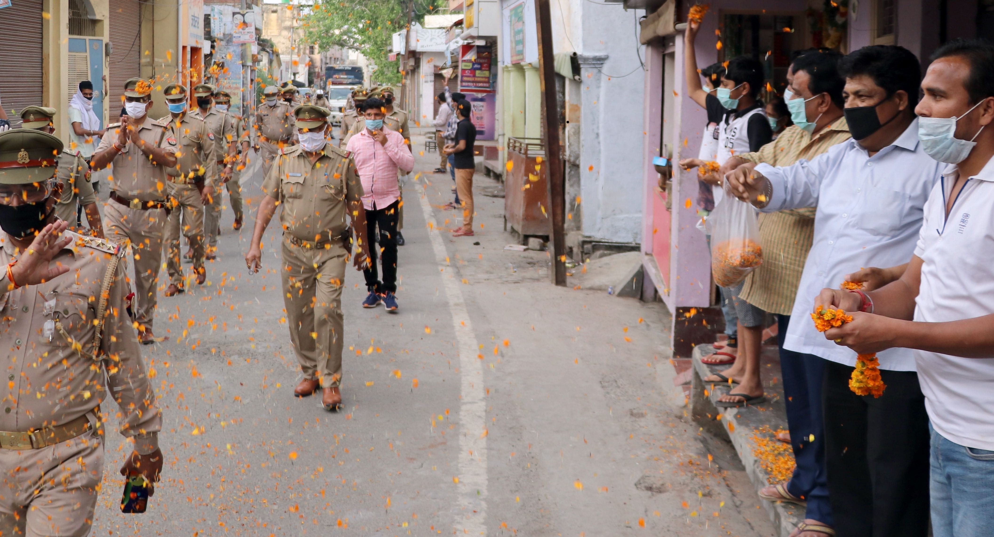 बिजनौर में पुरानी तहसील के पास पुलिसकर्मियों पर फूलों की वर्षा करते नगरवासी। बिजनौर में पुरानी तहसील के पास पुलिसकर्मियों पर फूलों की वर्षा करते नगरवासी।