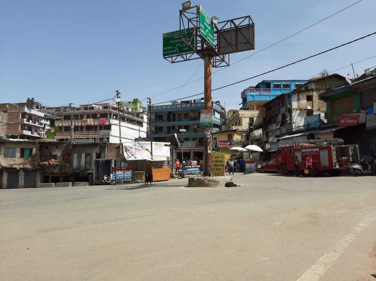 लोहाघाट के भीड़भाड़ वाले स्टेशन बाजार में पसरा सन्नाटा। लोहाघाट के भीड़भाड़ वाले स्टेशन बाजार में पसरा सन्नाटा।