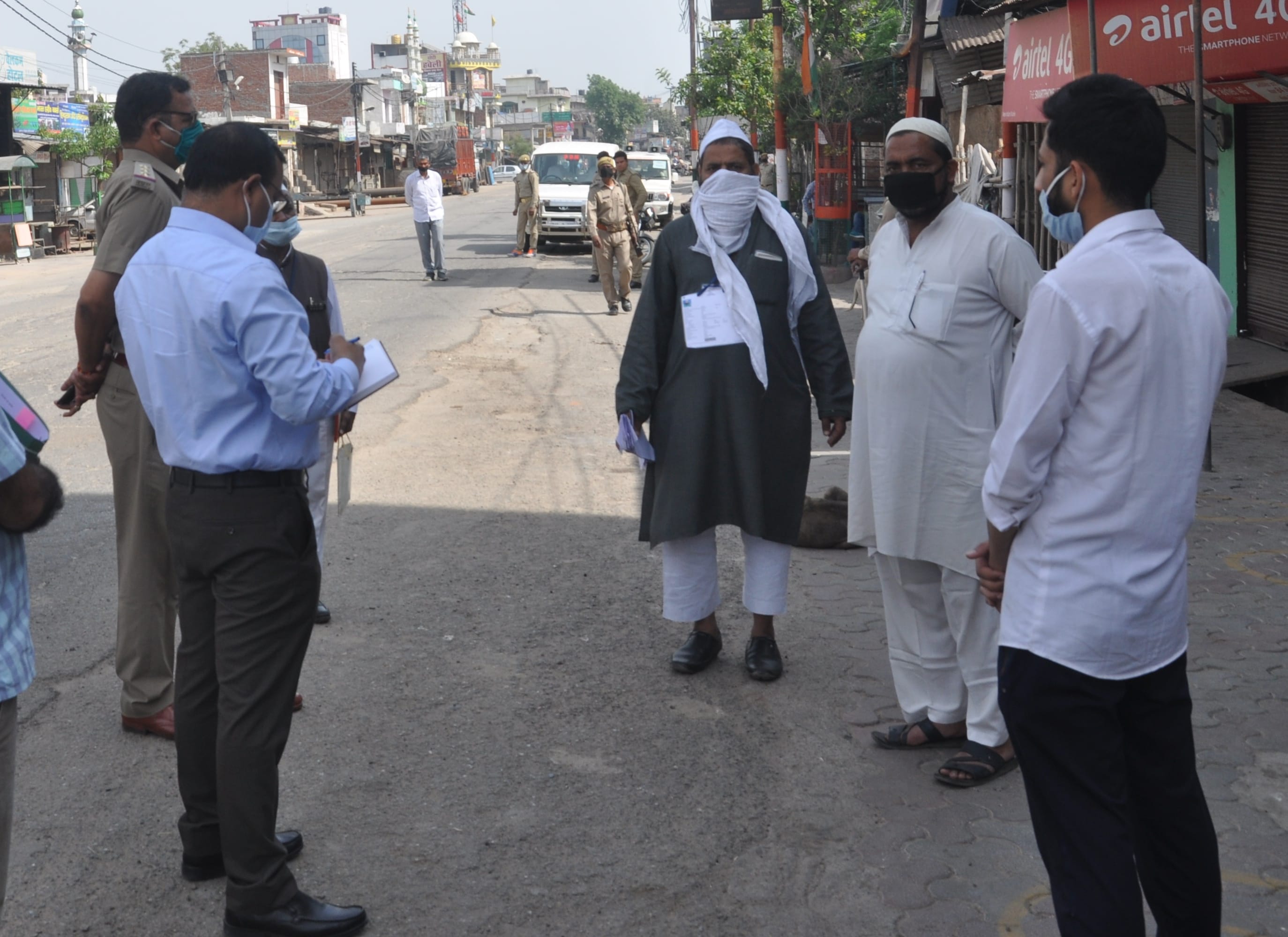 शामली के तिमरसा मोहल्ले के लोगों से वार्ता करते एसडीएम संदीप कुमार।