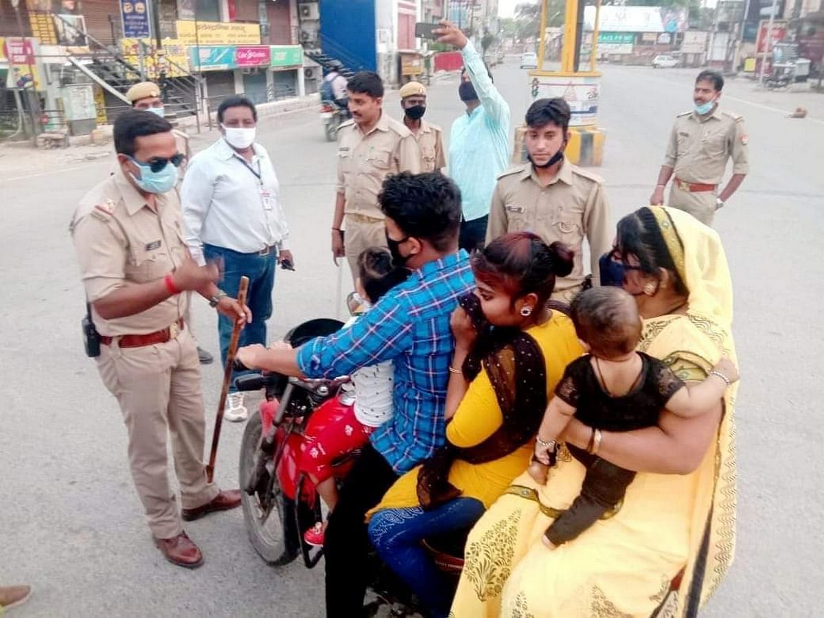 Lockdown Man Got Bored While Sitting At Home And Went Towards In-laws - लॉकडाउन: बाइक से परिवार के साथ घूमने निकला शख्स, पुलिस को दिया अजीब तर्क, वापस भेजा - Amar Ujala