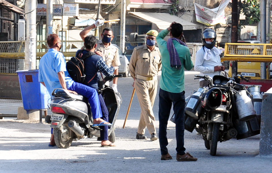 सहारनपुर में लॉकडाउन के चलते कोरोना वायरस में सील किया गया ढोली खाल की और जा रहे वाहन चालको लठिय? सहारनपुर में लॉकडाउन के चलते कोरोना वायरस में सील किया गया ढोली खाल की और जा रहे वाहन चालको लठिय?