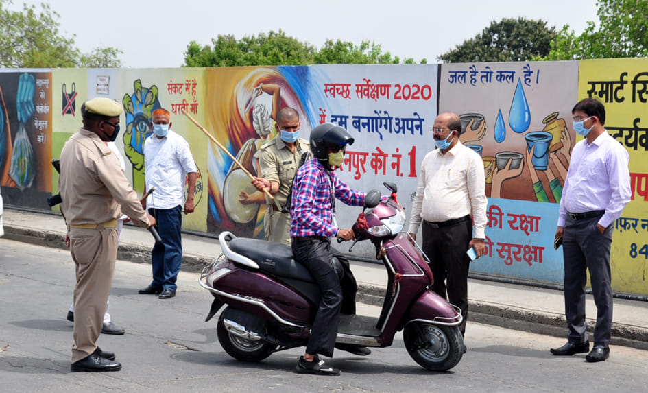 सहारनपुर में लॉकडाउन के चलते कोरोना वायरस में सील किया गया सहारनपुर में घूम रहे लोगो को कोर्ट रोड सहारनपुर में लॉकडाउन के चलते कोरोना वायरस में सील किया गया सहारनपुर में घूम रहे लोगो को कोर्ट रोड