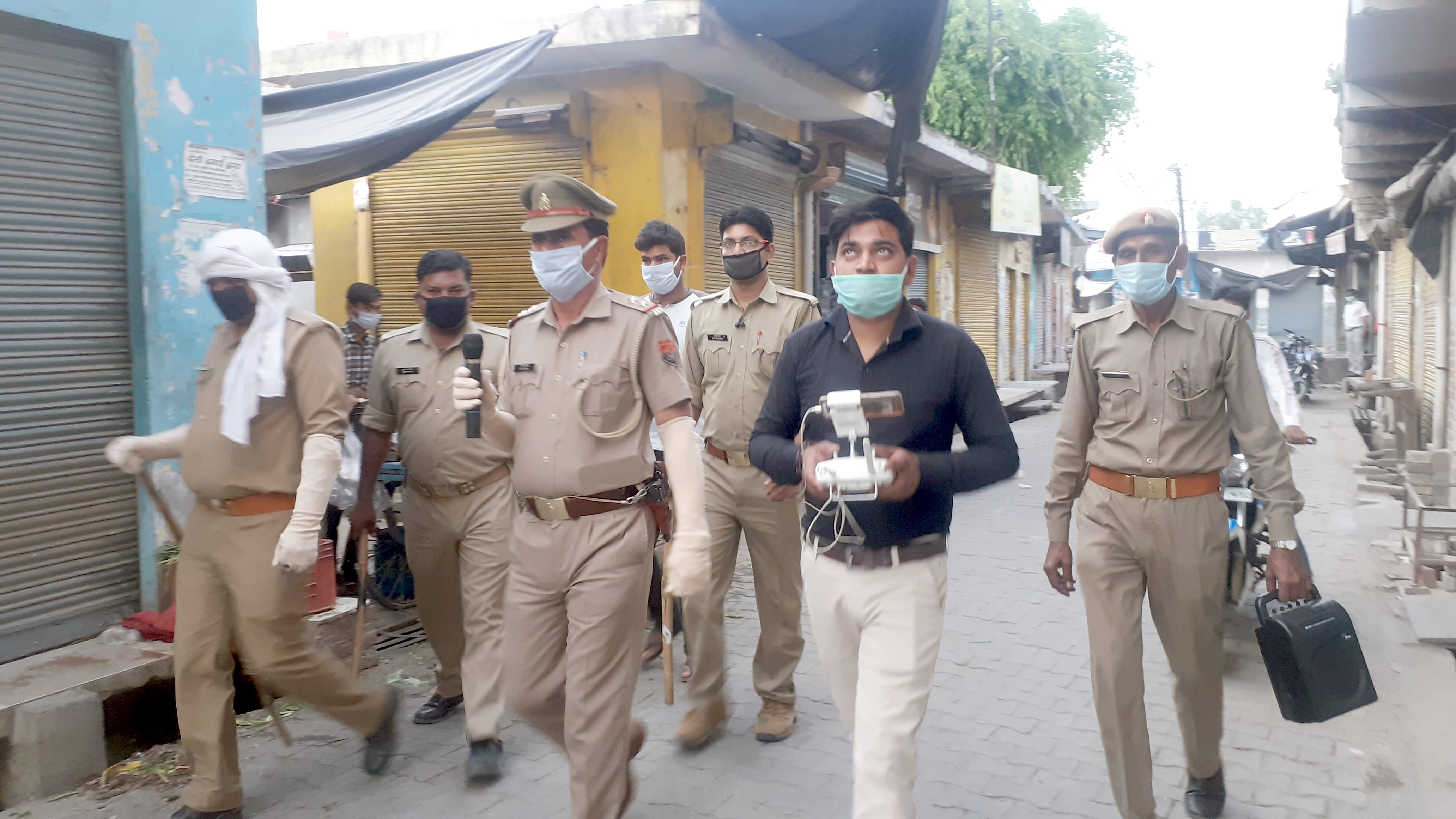 बिजनौर: अफजलगढ़ में लॉकडाउन के चलते ड्रोन कैमरे से निगरानी कर फ्लैग मार्च कर लोगो को सचेत करते पु? बिजनौर: अफजलगढ़ में लॉकडाउन के चलते ड्रोन कैमरे से निगरानी कर फ्लैग मार्च कर लोगो को सचेत करते पु?