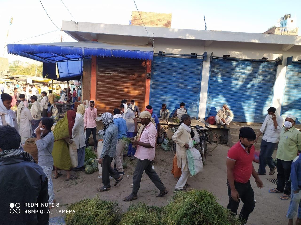 कदौरा में सब्जी मंडी में लगी लोगों की भीड़ कदौरा में सब्जी मंडी में लगी लोगों की भीड़