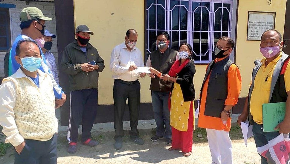 धारचूला में एसडीएम को धनराशि सौपते नाभी गांव के ग्रामीण। संवाद न्यूज एजेंसी धारचूला में एसडीएम को धनराशि सौपते नाभी गांव के ग्रामीण। संवाद न्यूज एजेंसी