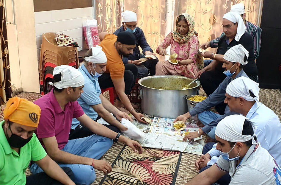 ज्वाला नगर गुरूद्वारा में लोगों के लिये भोजन पैक करते सेवादार