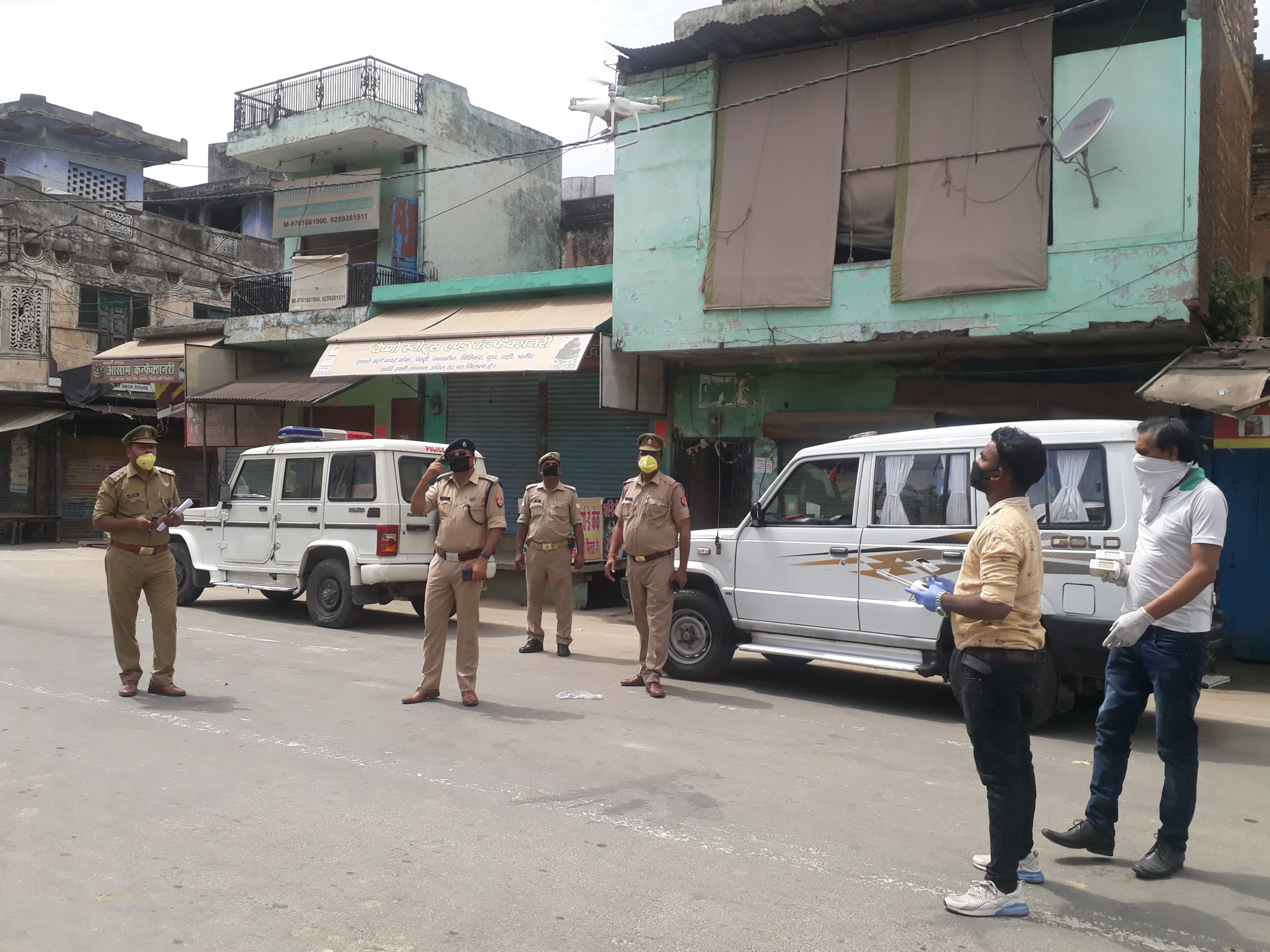 पुरकाजी में ड्रोन कैमरे से निगरानी करती पुलिस। पुरकाजी में ड्रोन कैमरे से निगरानी करती पुलिस।