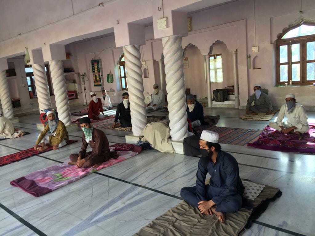 कदौरा के गुलौली गां वे मजरा बगिया में स्थित मस्जिद के अंदर बने क्वॉरेंटाइन सेंटर बैठे लोग कदौरा के गुलौली गां वे मजरा बगिया में स्थित मस्जिद के अंदर बने क्वॉरेंटाइन सेंटर बैठे लोग