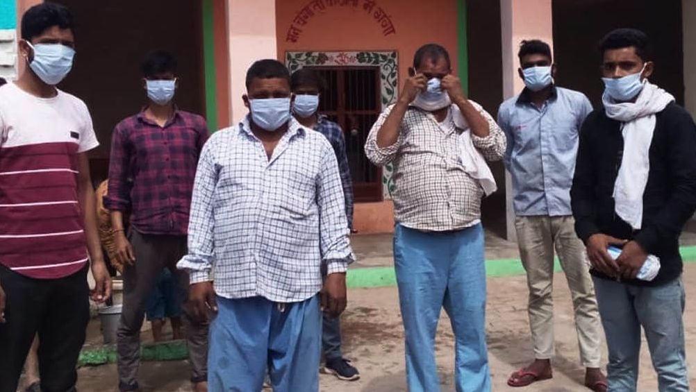 रोनी हरजीपुर में ग्रामीणों को मास्क वितरित करते कार्यकर्ता रोनी हरजीपुर में ग्रामीणों को मास्क वितरित करते कार्यकर्ता