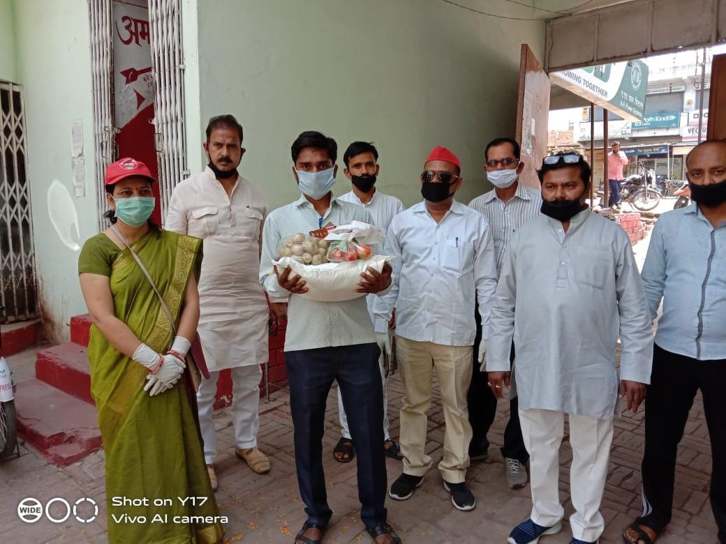 -समाजवादी पार्टी के पदाधिकारी भी कर्मयोगियों को राशन देते।