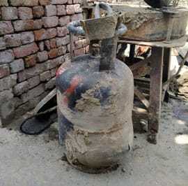 कैराना क्षेत्र के गांव अलीपुर में आग लगने से फटा हुआ सिलेंडर
