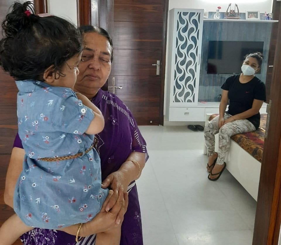  कमरे में दूर बैठकर बेटी व सास के साथ बोलती डॉ. नीकिता गर्ग