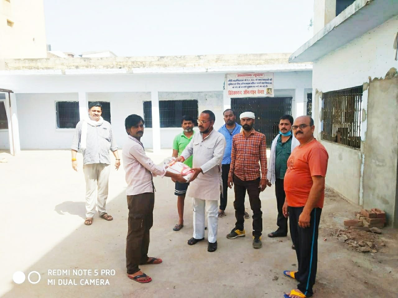 गरीबों को खाद्यान्न बांटते समाज सेवी गरीबों को खाद्यान्न बांटते समाज सेवी