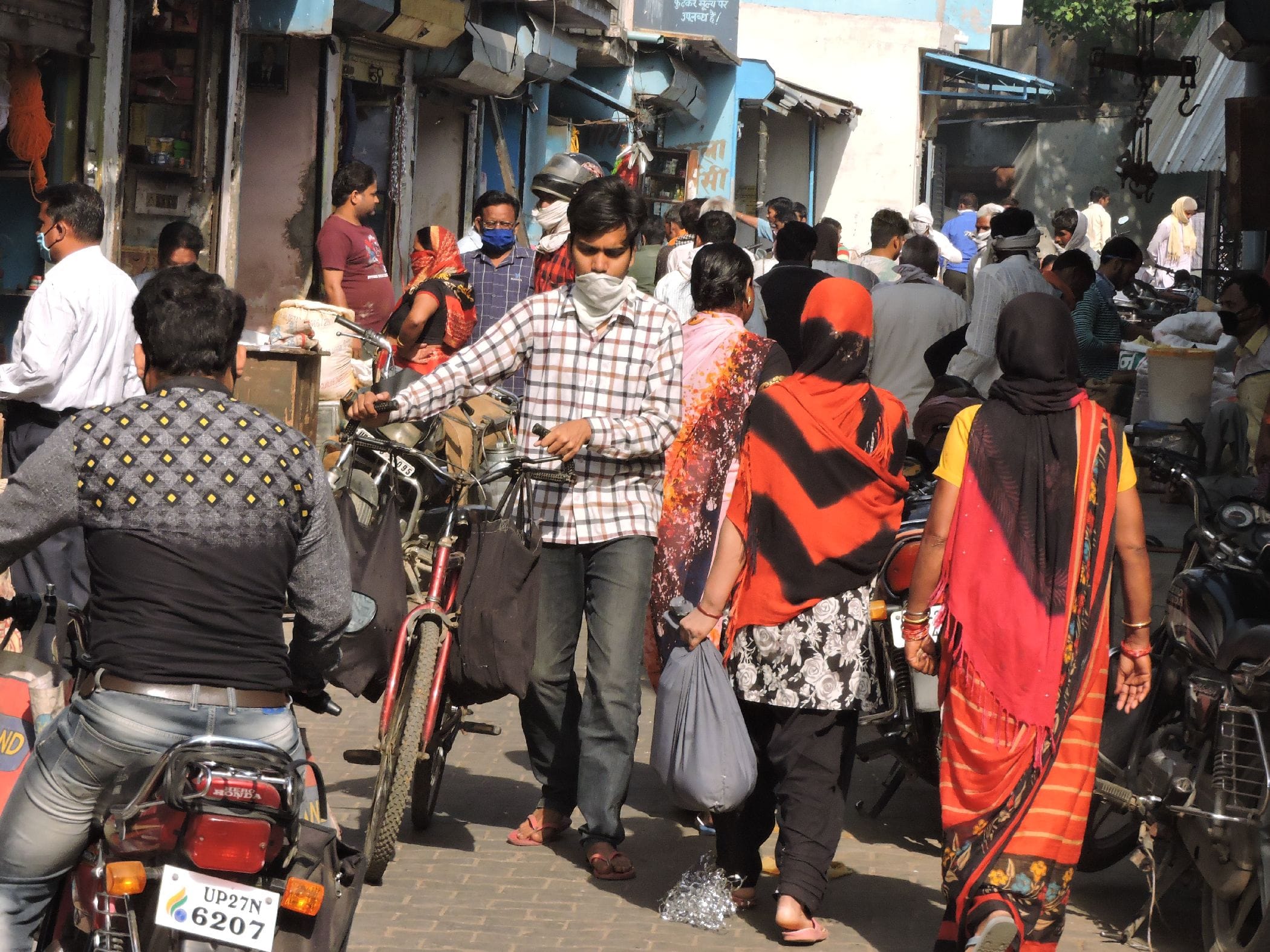 केरूगंज स्थित रामगंज बाजार में खरीददारी को उमड़ी भीड़ । संवाद