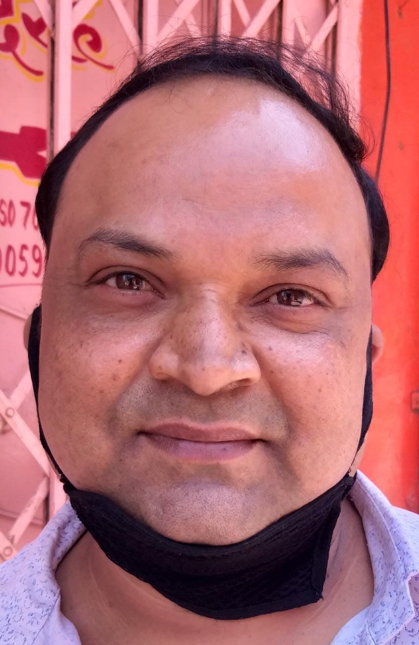 शेविंग का किस्सा बताते किराना व्यापारी शेविंग का किस्सा बताते किराना व्यापारी