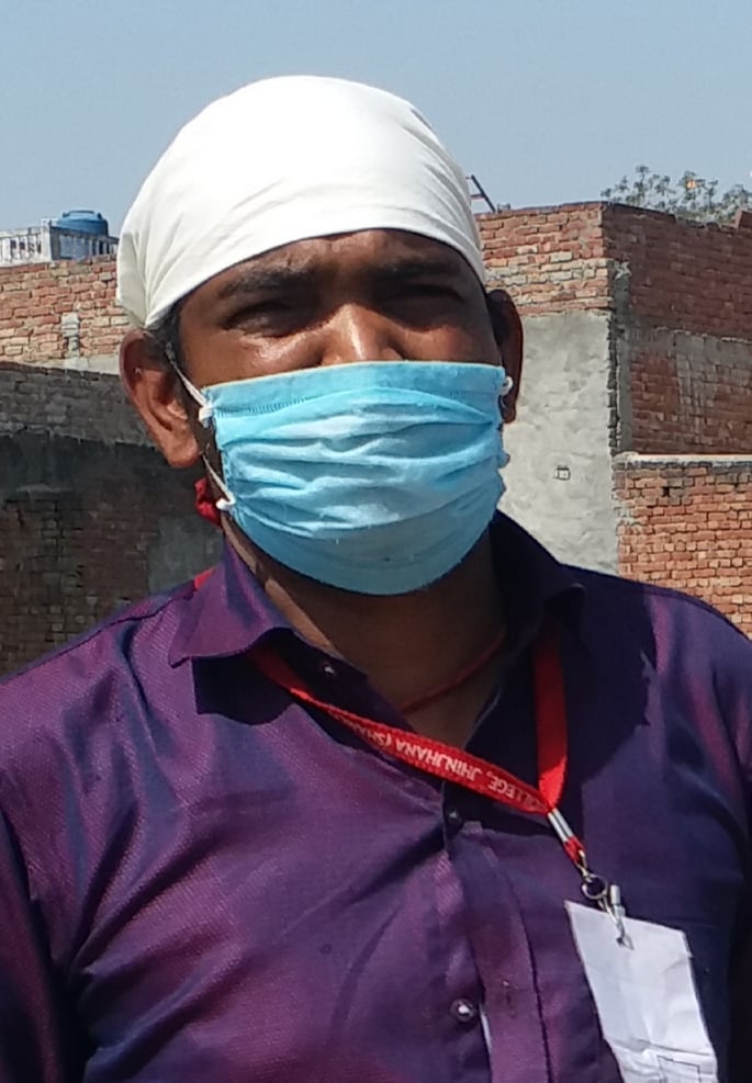 झिंझाना हॉस्पॉट इलाके में दूध विक्रेता चरणदास झिंझाना हॉस्पॉट इलाके में दूध विक्रेता चरणदास