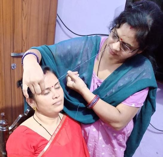 देवरानी जूली का मेकअप करती जेठानी देवरानी जूली का मेकअप करती जेठानी