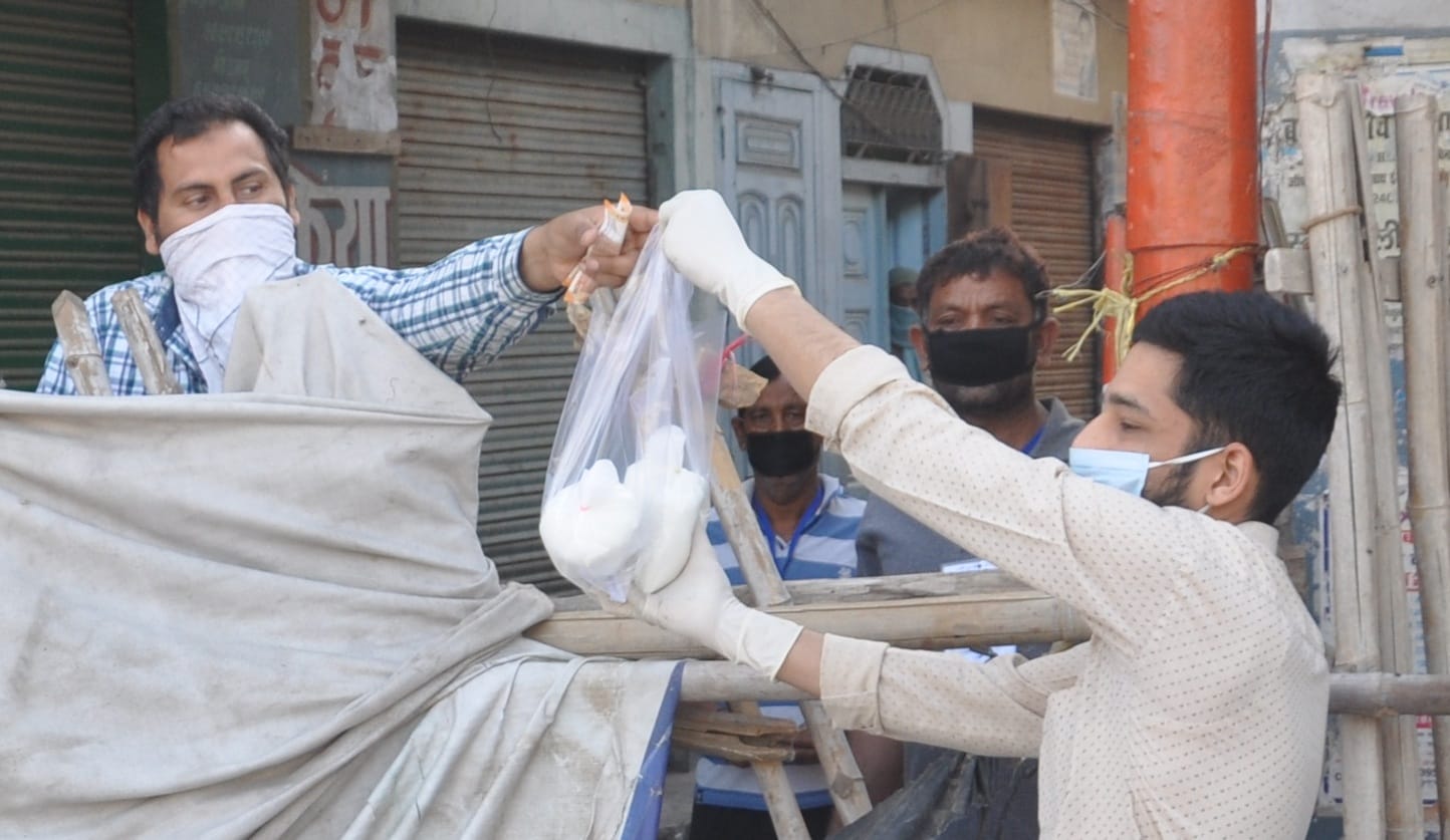 ामली नानूपरा तिमरासा हॉस्टपॉट इलाके में दूध के पैकिट देता वालियंटर्स ामली नानूपरा तिमरासा हॉस्टपॉट इलाके में दूध के पैकिट देता वालियंटर्स
