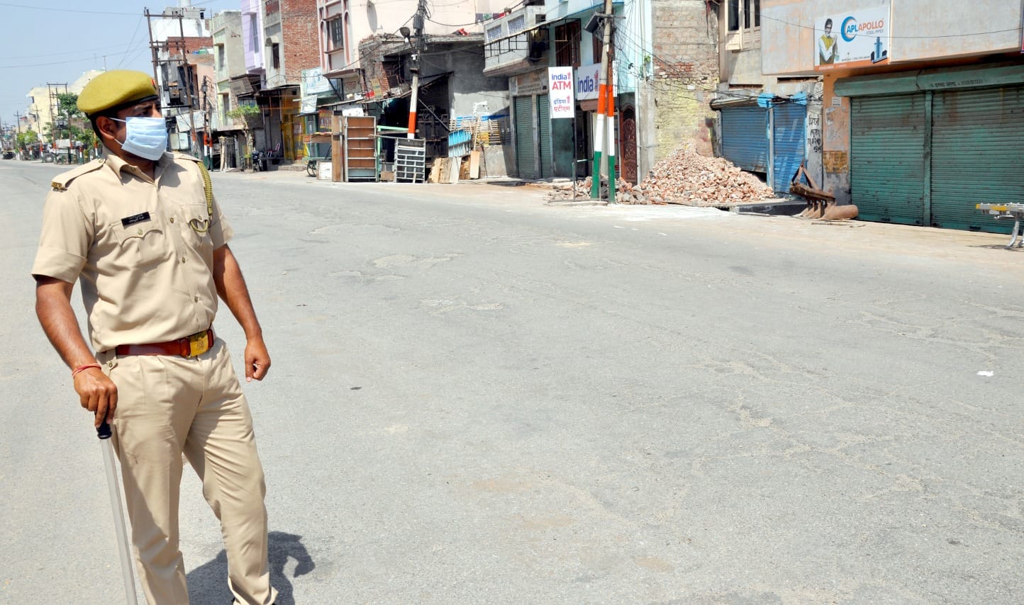 शामली नानूपरा तिमरास हॉस्टपॉट इलाके में डूयूटी देता सिपाही शामली नानूपरा तिमरास हॉस्टपॉट इलाके में डूयूटी देता सिपाही