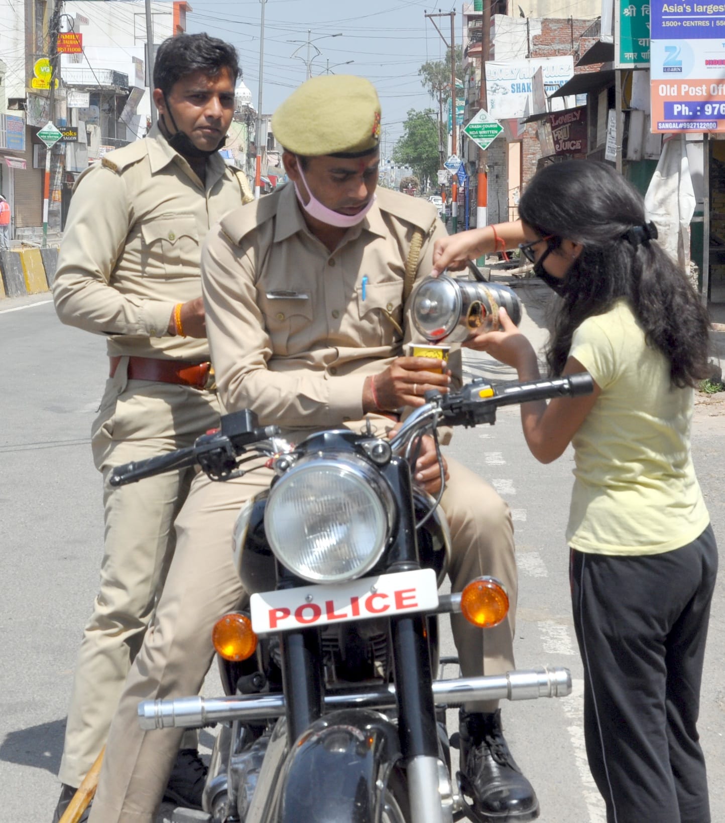 शामली में पुलिसकर्मियो को शरबत पिलाती बालिका शामली में पुलिसकर्मियो को शरबत पिलाती बालिका