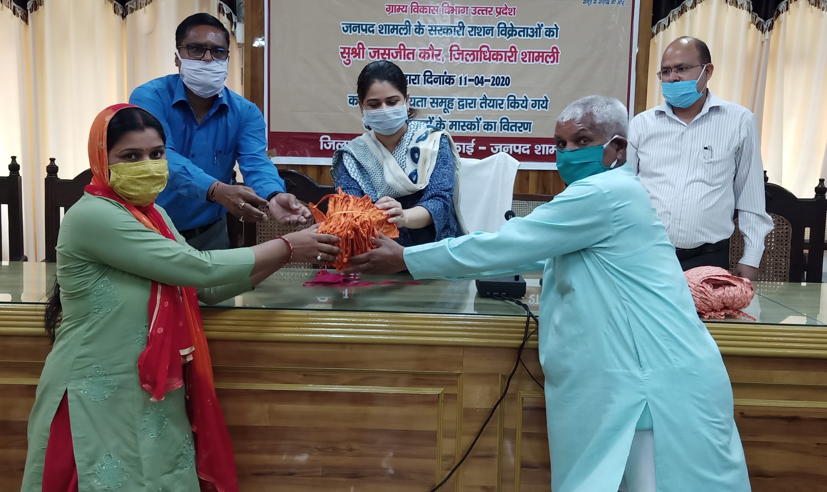 शामली कलेक्ट्रट  सभागार में राशन डिलरो को मास्क देती डीएम जसजीत कौर