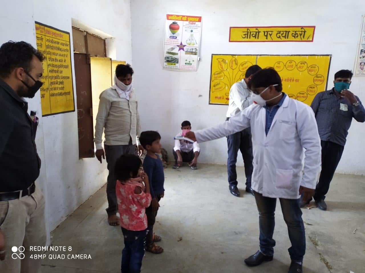 कदौरा में बच्चों का स्वास्थ्य परीक्षण करती स्वास्थ्य विभाग की टीम कदौरा में बच्चों का स्वास्थ्य परीक्षण करती स्वास्थ्य विभाग की टीम