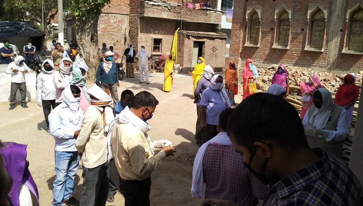 फूलपुर के नूरपुर में आशाओं की ओर से किया जा रहा सर्वे। फूलपुर के नूरपुर में आशाओं की ओर से किया जा रहा सर्वे।