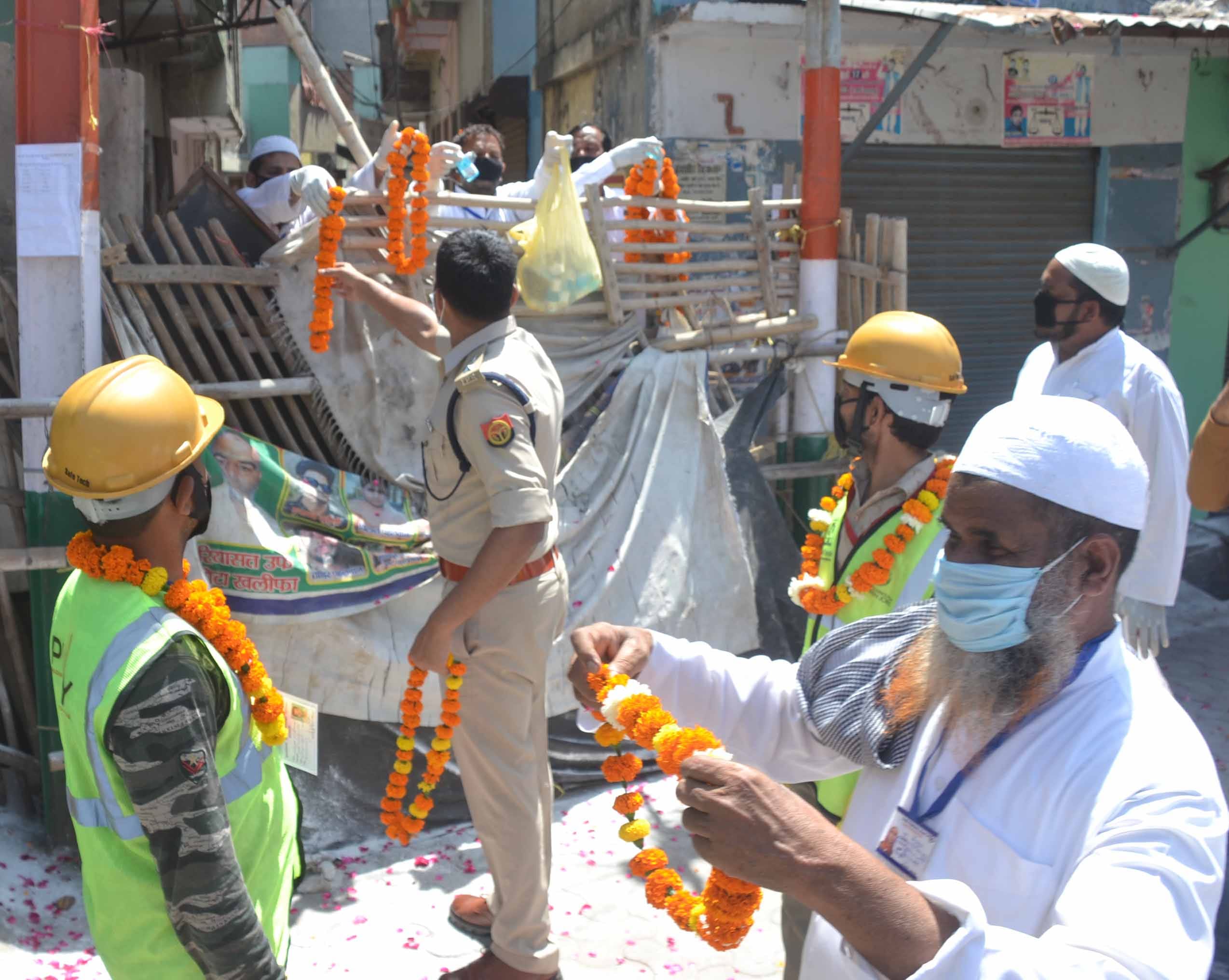 शामली नानूपुरा तिमरसा में डीएम एसपी विनीत जायसवाल का स्वागत करते मुस्लिम समाज के लोग शामली नानूपुरा तिमरसा में डीएम एसपी विनीत जायसवाल का स्वागत करते मुस्लिम समाज के लोग