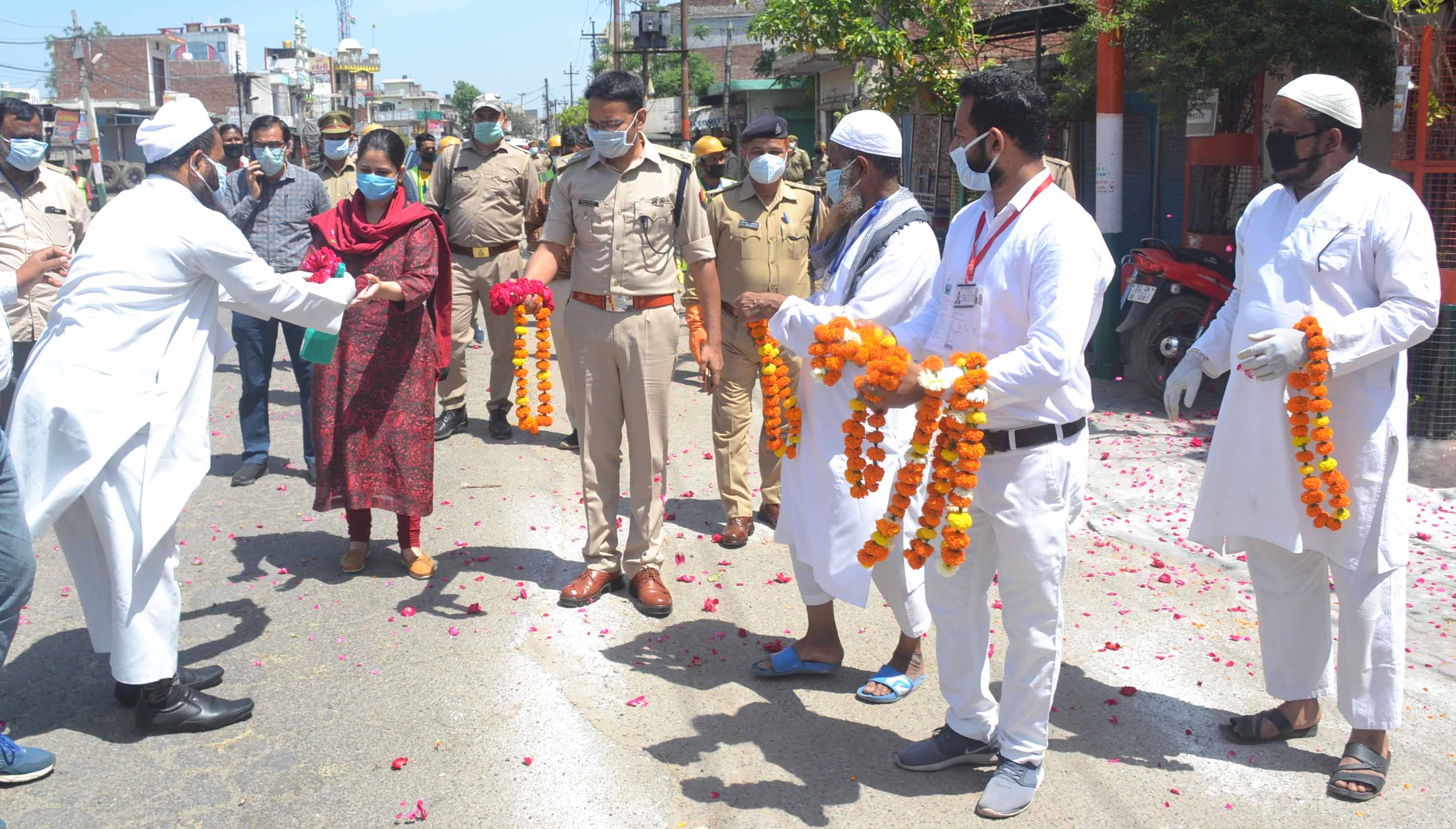 शामली नानूपुरा तिमरसा में डीएम जसजीत कौर व एसपी विनीत जायसवाल का स्वागत करते मुस्लिम समाज के लोग शामली नानूपुरा तिमरसा में डीएम जसजीत कौर व एसपी विनीत जायसवाल का स्वागत करते मुस्लिम समाज के लोग