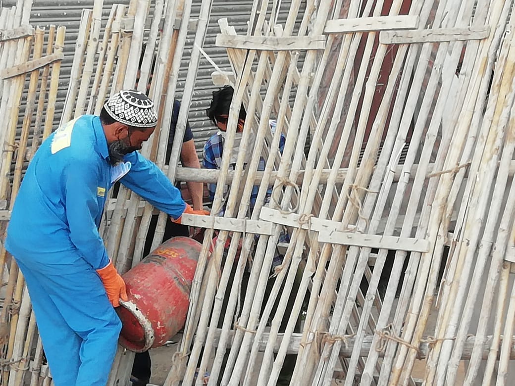 शामली तिमरसा व नानुपुरा हॉटस्पॉट इलाके में गैस का सैलेन्डर देता युवक शामली तिमरसा व नानुपुरा हॉटस्पॉट इलाके में गैस का सैलेन्डर देता युवक