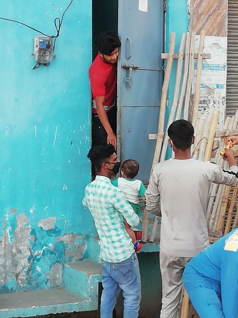 शामली तिमरसा व नानुपुरा हॉटस्पॉट इलाके में फल देता युवक शामली तिमरसा व नानुपुरा हॉटस्पॉट इलाके में फल देता युवक