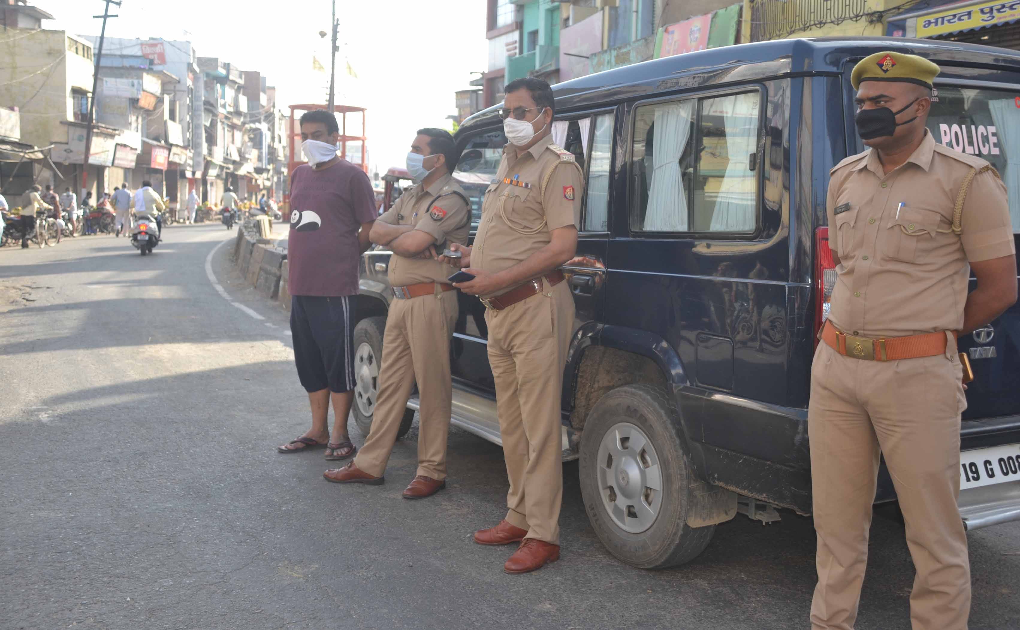 शामली तिमरसा व नानुपुरा हॉटस्पॉट इलाके में तैनात पुलिसकर्मी शामली तिमरसा व नानुपुरा हॉटस्पॉट इलाके में तैनात पुलिसकर्मी