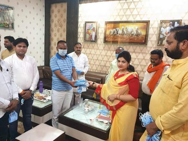 ाजपा जिलाध्यक्ष को मास्क सौपती प्रीति गुप्ता ाजपा जिलाध्यक्ष को मास्क सौपती प्रीति गुप्ता
