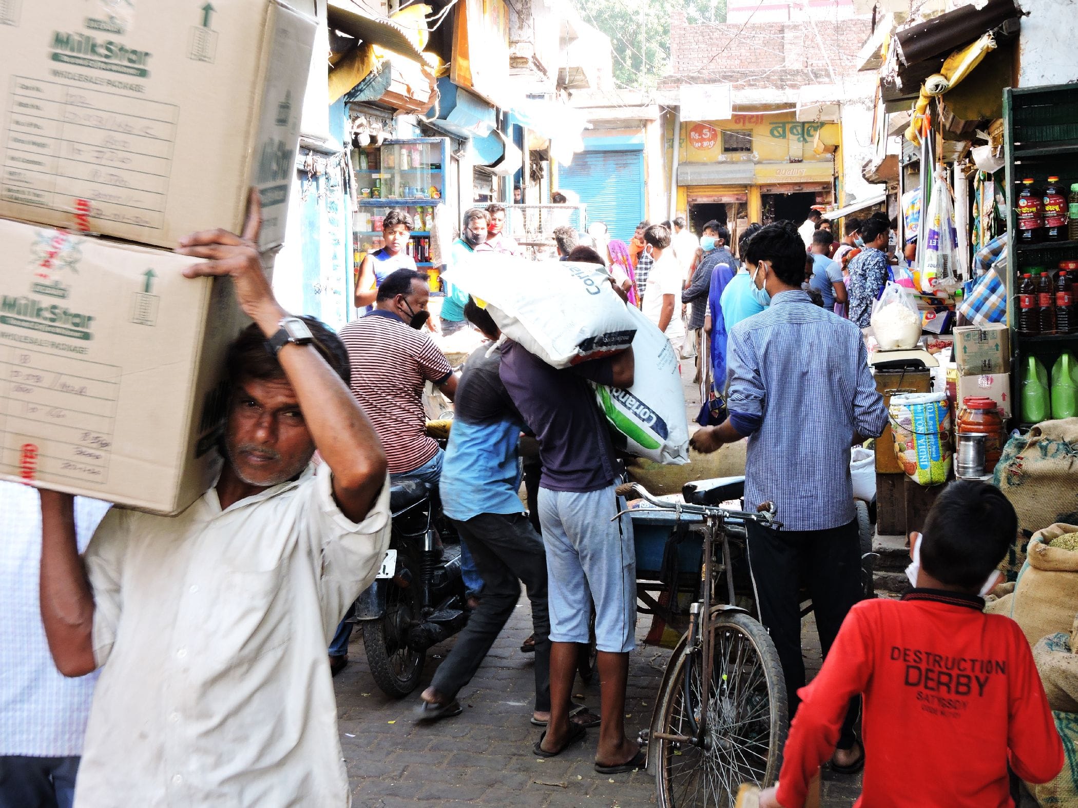 अधिक मात्रा में सामान खरीदकर ले जाते लोग । संवाद अधिक मात्रा में सामान खरीदकर ले जाते लोग । संवाद