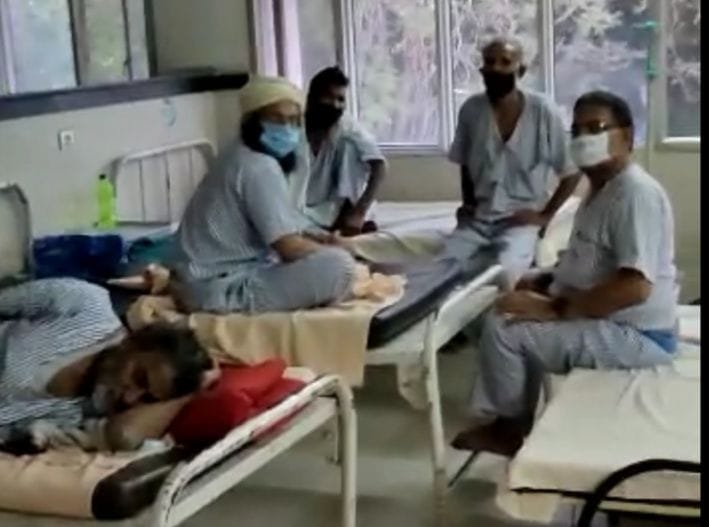 अस्पताल के आईसोलेशन वार्ड में एक साथ बैठे लोग