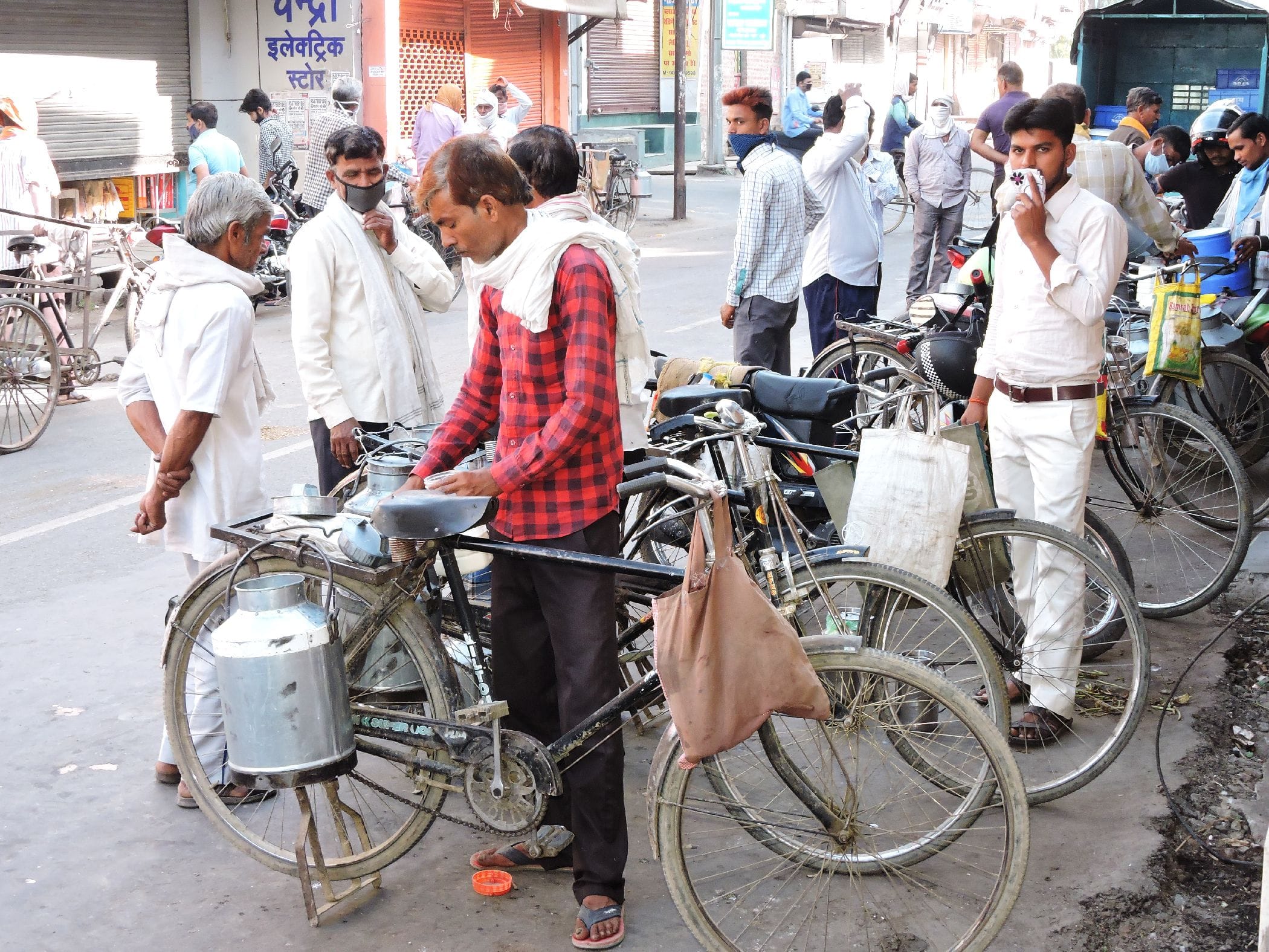 सदर बाजार में दूध बेचने गांव से आए लोग । संवाद सदर बाजार में दूध बेचने गांव से आए लोग । संवाद