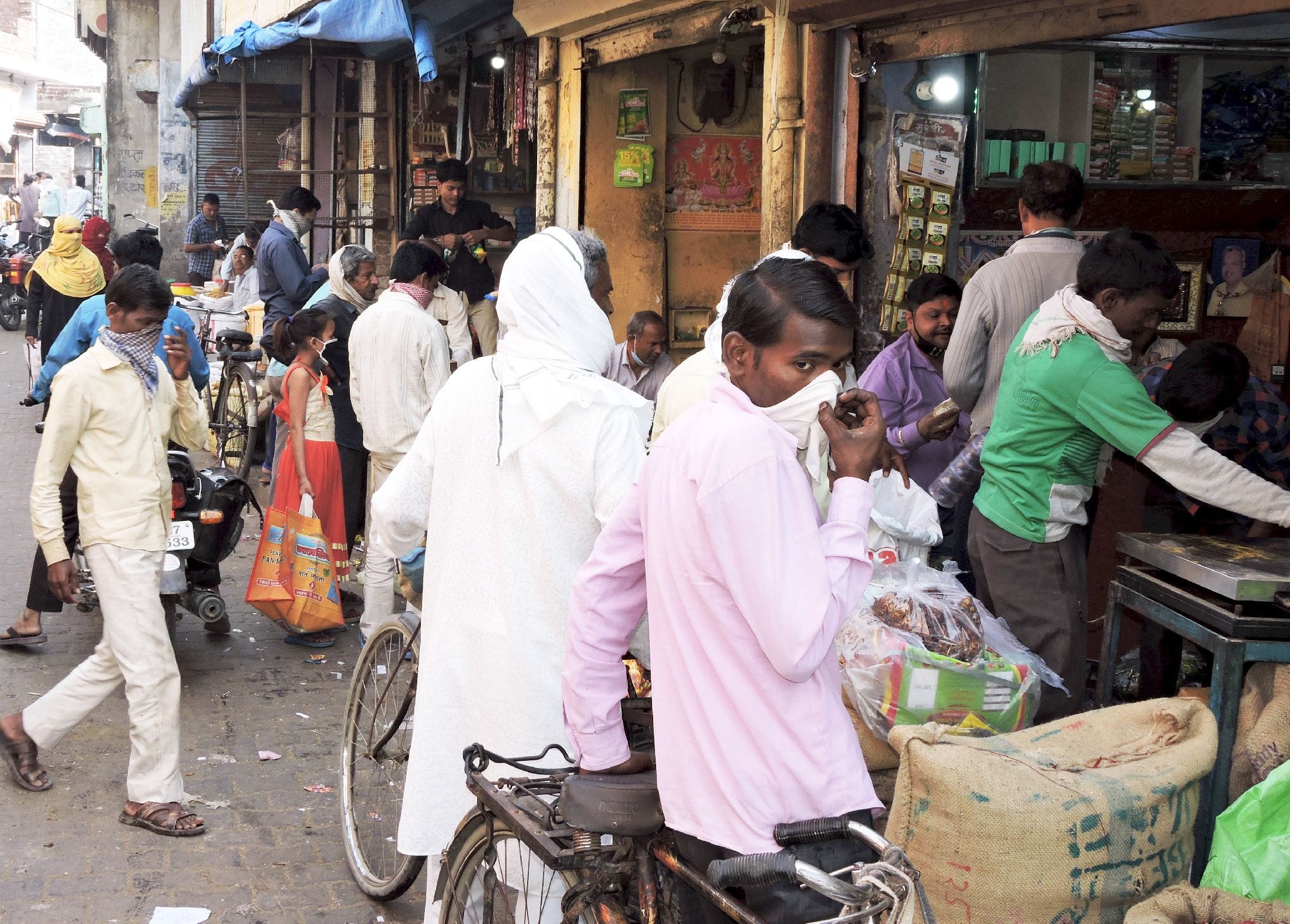 बिना दूरी बनाए किराना की दुकान से सामान खरीदते लोग । संवाद बिना दूरी बनाए किराना की दुकान से सामान खरीदते लोग । संवाद