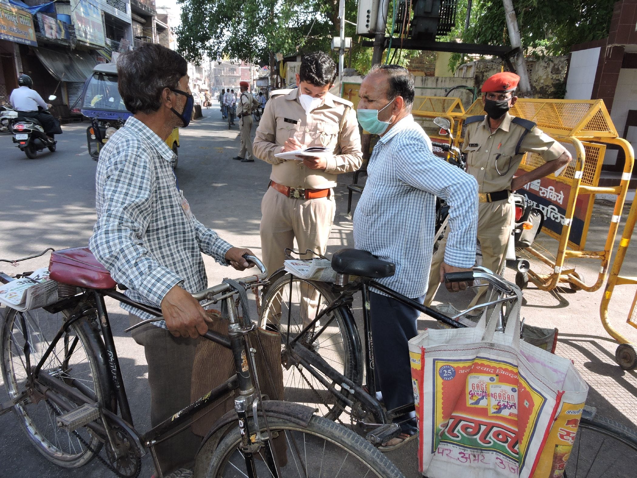 बंद मस्जिद जाने वाले मार्ग पर जाने वालों के नाम पता नोट करतीं पुलिस । संवाद बंद मस्जिद जाने वाले मार्ग पर जाने वालों के नाम पता नोट करतीं पुलिस । संवाद