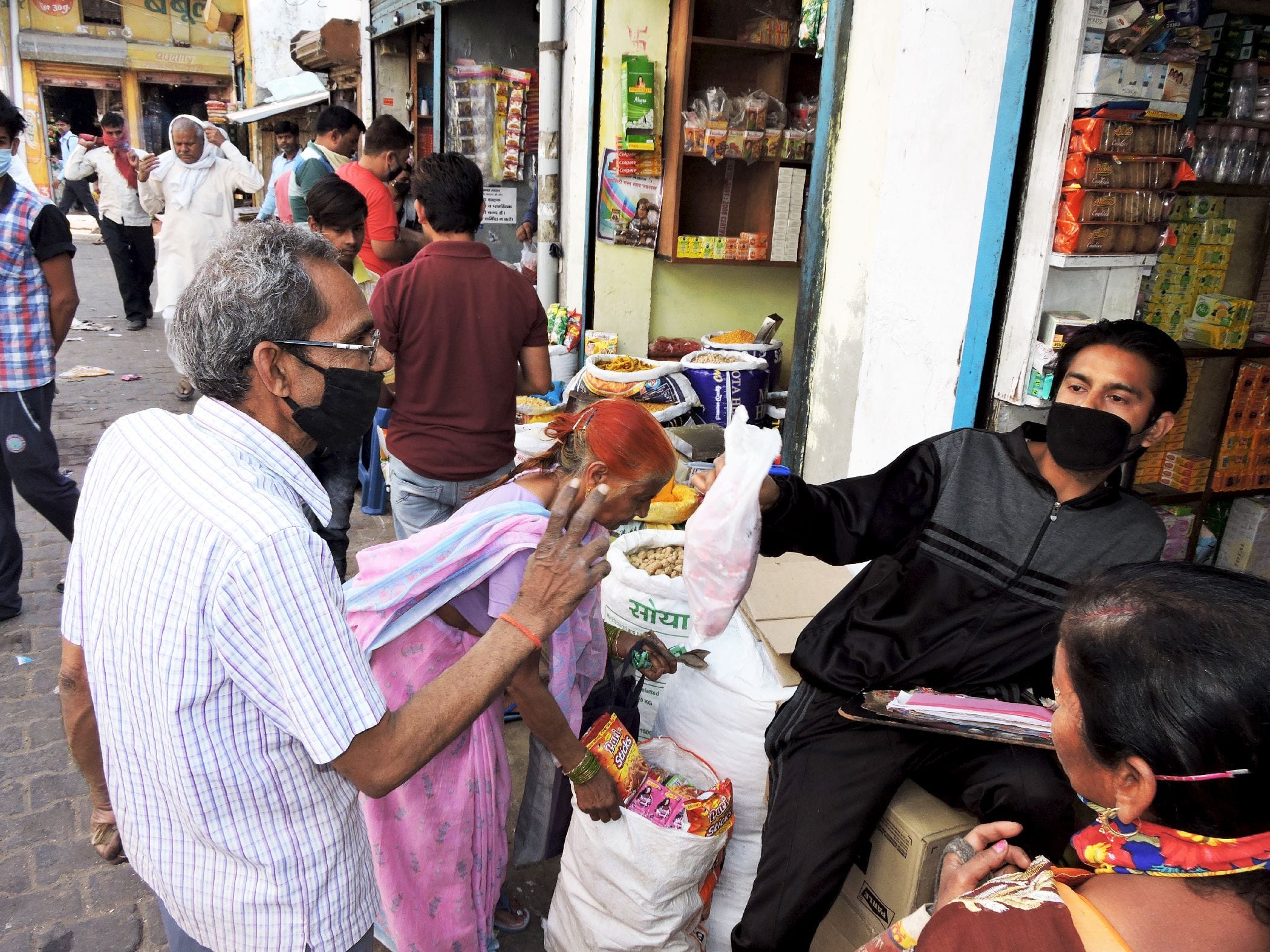 दूरी बनाकर सामान खरीदते लोग । संवाद दूरी बनाकर सामान खरीदते लोग । संवाद