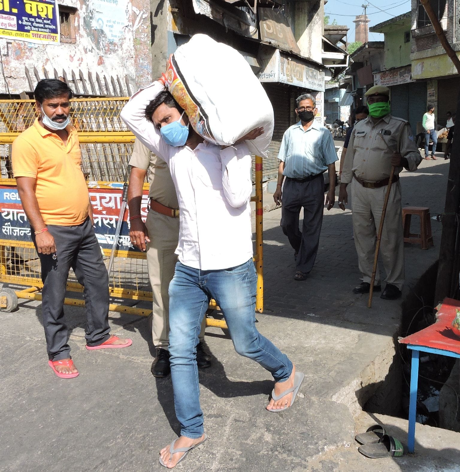 बोरी में सामान खरीदकर ले जाते युवक । संवाद बोरी में सामान खरीदकर ले जाते युवक । संवाद