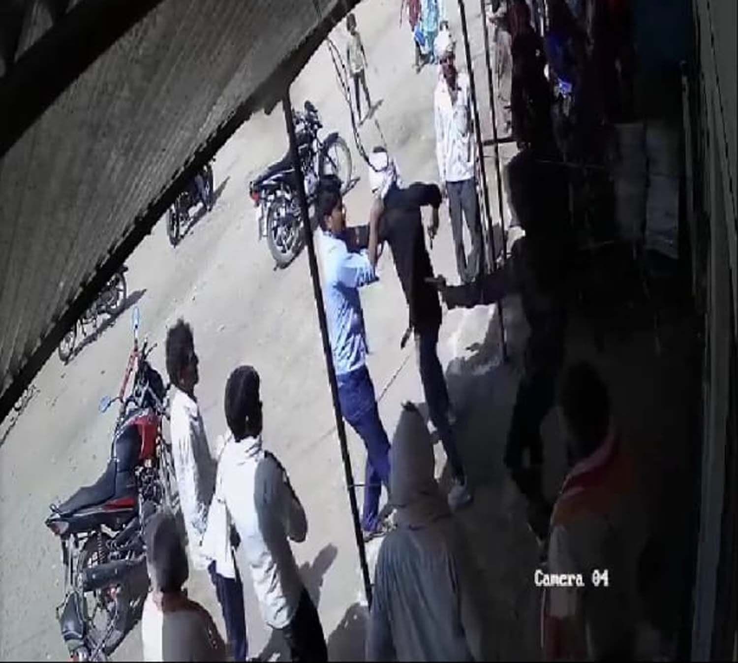 सीसीटीवी में कैद हुए वारदात को अंजाम देते बदमाश। सीसीटीवी में कैद हुए वारदात को अंजाम देते बदमाश।