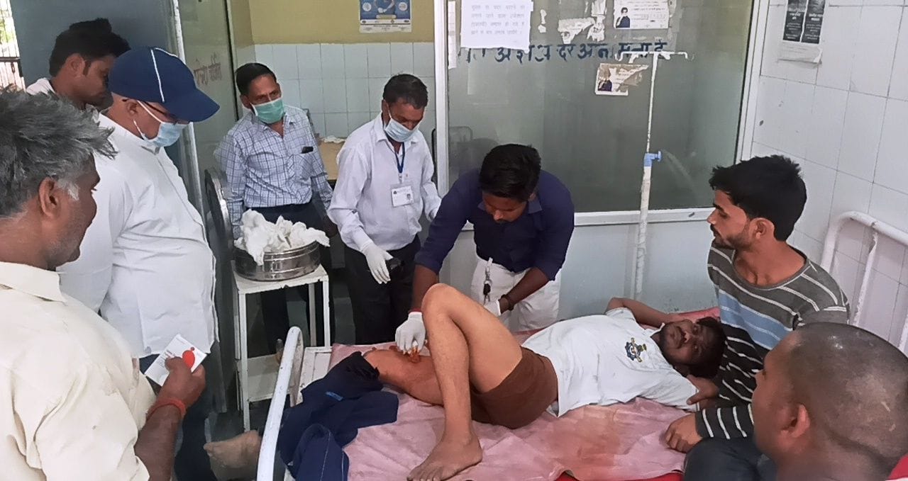 सीएचसी पर घायलों का उपचार करते चिकित्सक। सीएचसी पर घायलों का उपचार करते चिकित्सक।