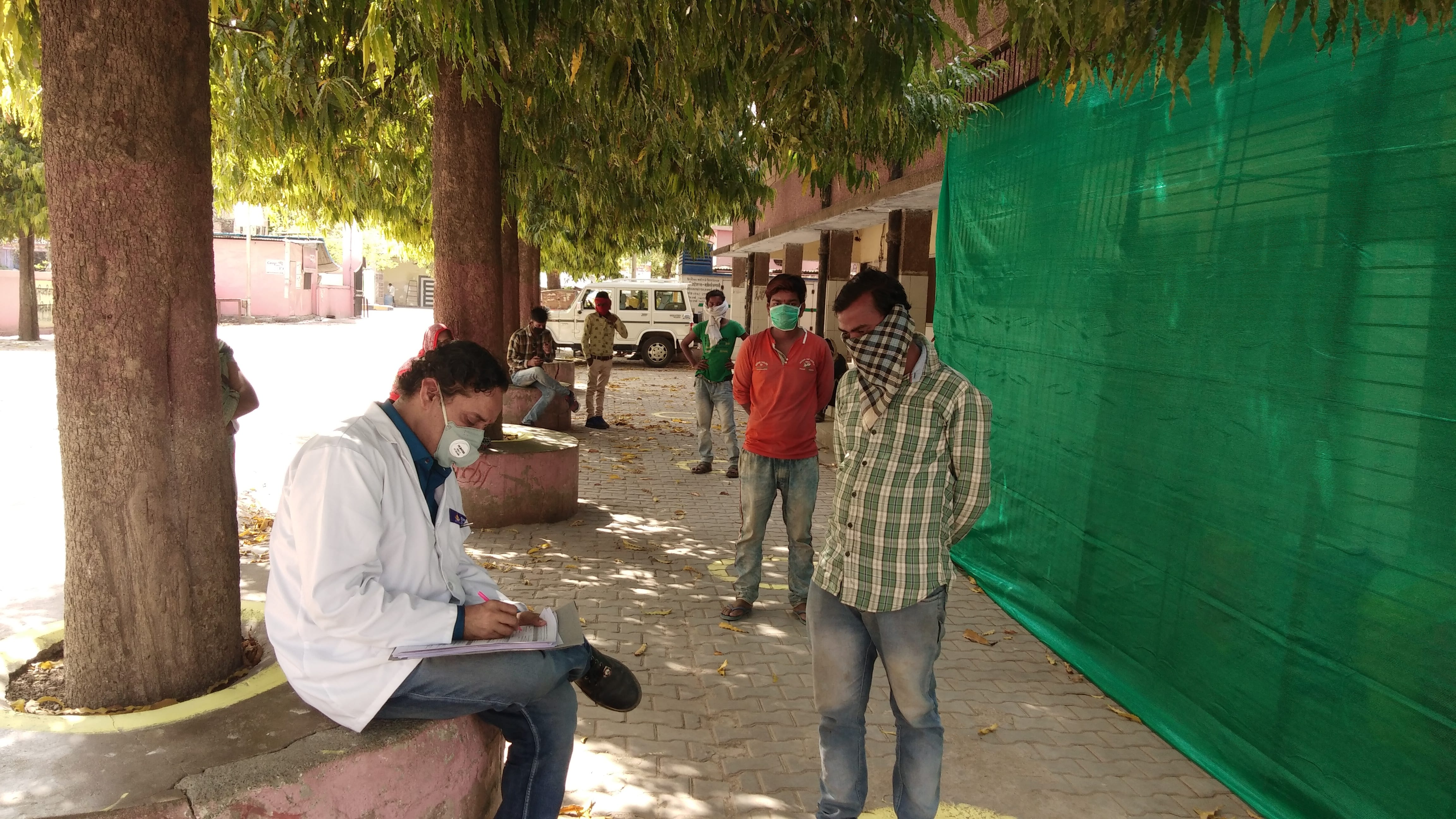 जिला अस्पताल में जांच कराने की लाइन में खड़े लोग जिला अस्पताल में जांच कराने की लाइन में खड़े लोग